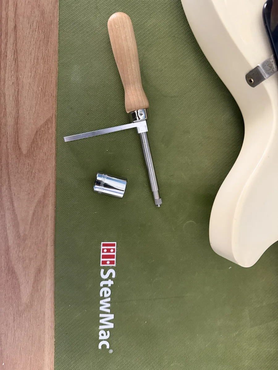 Jack-the-Gripper beside the socket that fits over the output jack nut